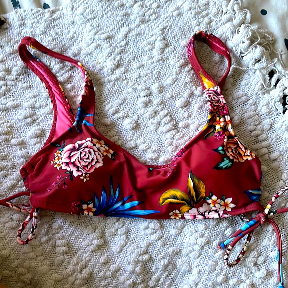 Very cute flower bikini top!